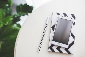 smartphone-notebook-pen-notes-large.jpg smartphone-notebook-pen-notes-large.jpg